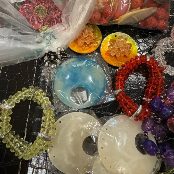 Bundle of beaded Bracelets hair clips Mystery box - Picture 4 of 4